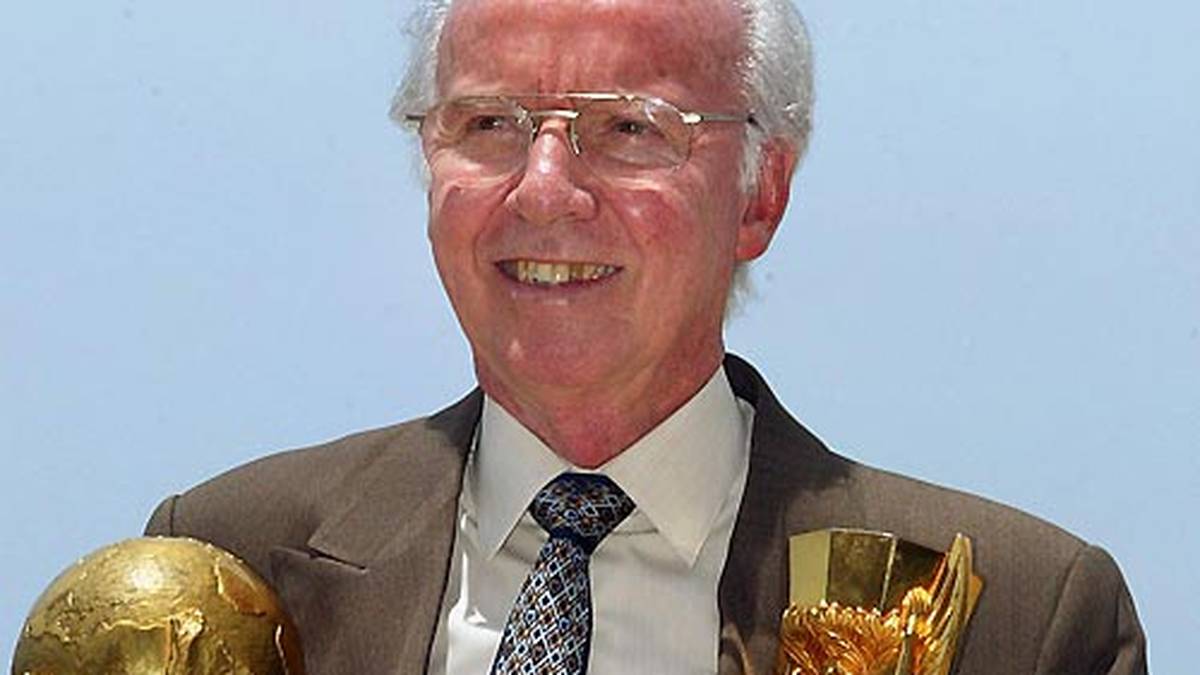 Oktober 2011: Eine Woche nach seinem 80. Geburtstag wird Brasiliens Fußball-Legende Mario Zagallo in Rio de Janeiro Opfer eines Raubüberfalls. Die Diebe haben es auf die Luxuslimousine des erfolgreichen Nationalspielers und  -trainers abgesehen, als sie aber das Fußball-Idol erkennen, begnügten sie sich mit Schmuck und Geldbörse der Insassen