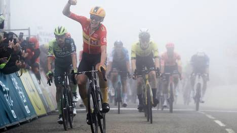 Magnus Cort (M.) siegt vor Primoz Roglic (l.)