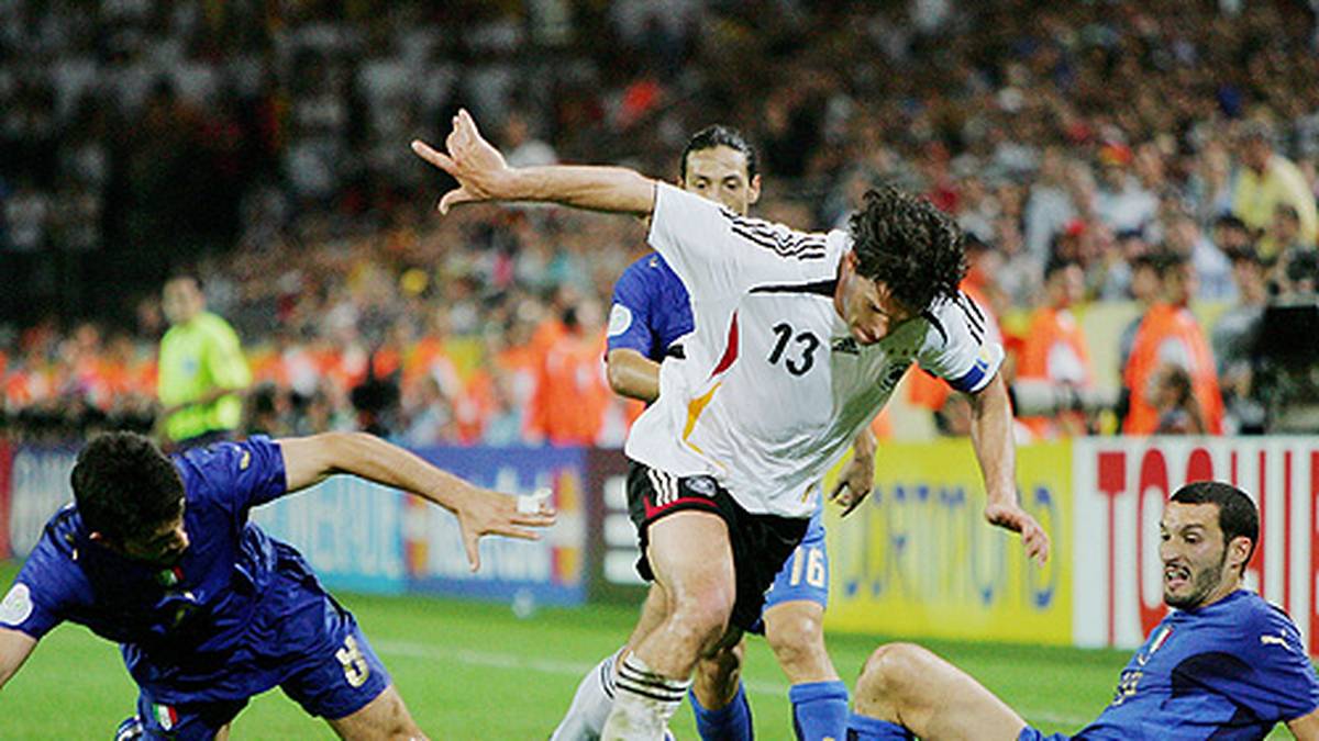 Das Spiel geht in die Verlängerung und ist hart umkämpft. Michael Ballack weiß davon ein Lied zu singen. Von zwei Seiten gleichzeitig wird der DFB-Kapitän bearbeitet, doch das 0:0 steht weiter...