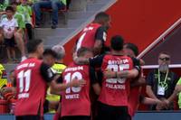 In der Nachspielzeit schlägt Bayer Leverkusen noch einmal zu und besiegt den VfL Wolfsburg mit 4:3. 