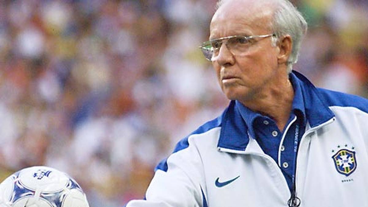 Laut Zagallo werden er, seine Frau und sein Sohn in der Nacht  um 2 Uhr im Stadtteil Botafogo von vier Gangstern  gestoppt, wobei einer mit vorgehaltener Schusswaffe droht. Als er  sich zu erkennen gibt, beenden die Diebe schnell die Aktion und  flüchten mit den wenigen Wertgegenständen