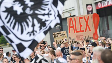 Fans von Eintracht Frankfurt demonstrierten für einen neuen Vertrag für Alex Meier
