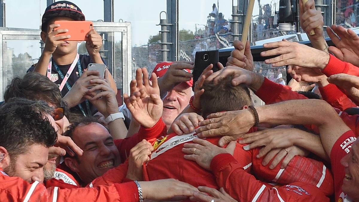 Für alle Welt sichtbar wird dieser Zusammenhalt nach dem Triumph, als Vettel sich erst mit Helm in die jubelnde rote Menge wirft und wenig später noch einmal ohne Helm mit seinen Mechanikern feiert