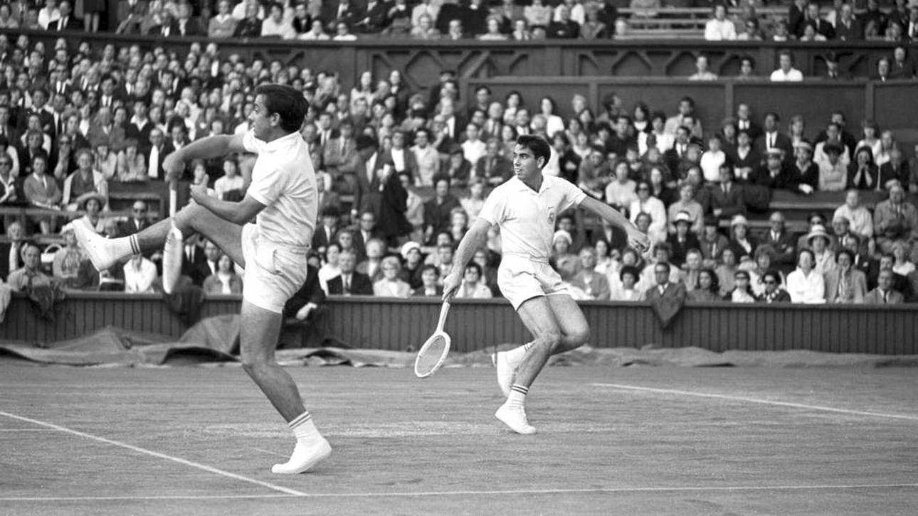 Manuel Santana (rechts) mit dem Vereinswappen von Real Madrid auf seiner Brust.