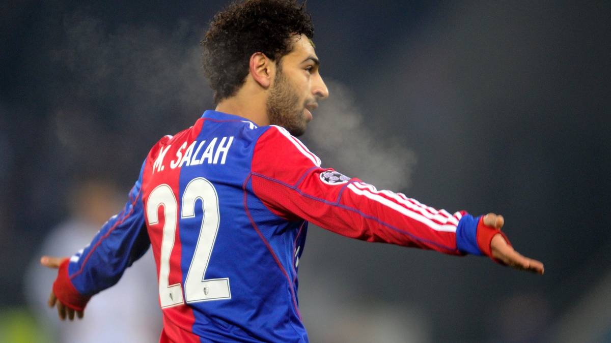 Salah schaffte es nicht so problemlos an die Spitze des Weltfußballs. Mit 13 entdeckten ihn Scouts des ägyptischen Erstliga-Klub Mokawloon aus Kairo. Sechs Jahre später wechselte er zum FC Basel in die Schweiz, wo er sein Talent schnell unter Beweis stellen konnte