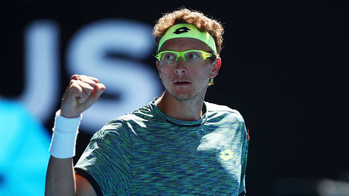 Der an Position 117 gesetzte Denis Istomin aus Usbekistan schafft das Wunder und ringt die Nummer zwei in fünf Sätzen nieder. "Es tut mir leid für Novak", entschuldigt sich der Istomin nach seinem Coup