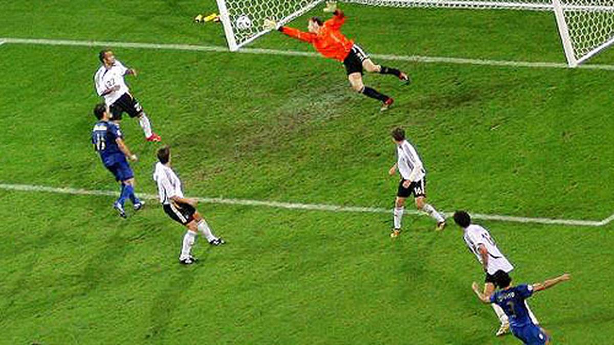 Doch dann ist Grosso zur Stelle. Andrea Pirlo schickt den Teamkollegen in der 119. Minute in die Gasse und zum 1:0 für die Squadra Azzurra. Deutschland steht komplett unter Schock...