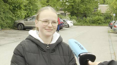 Nach einer titellosen Saison im vergangenen Jahr, geht die deutsche Meisterschaft wieder nach München. Doch reicht das den Fans des Rekordmeisters? SPORT1 hat sich an der Säbener Straße umgehört.