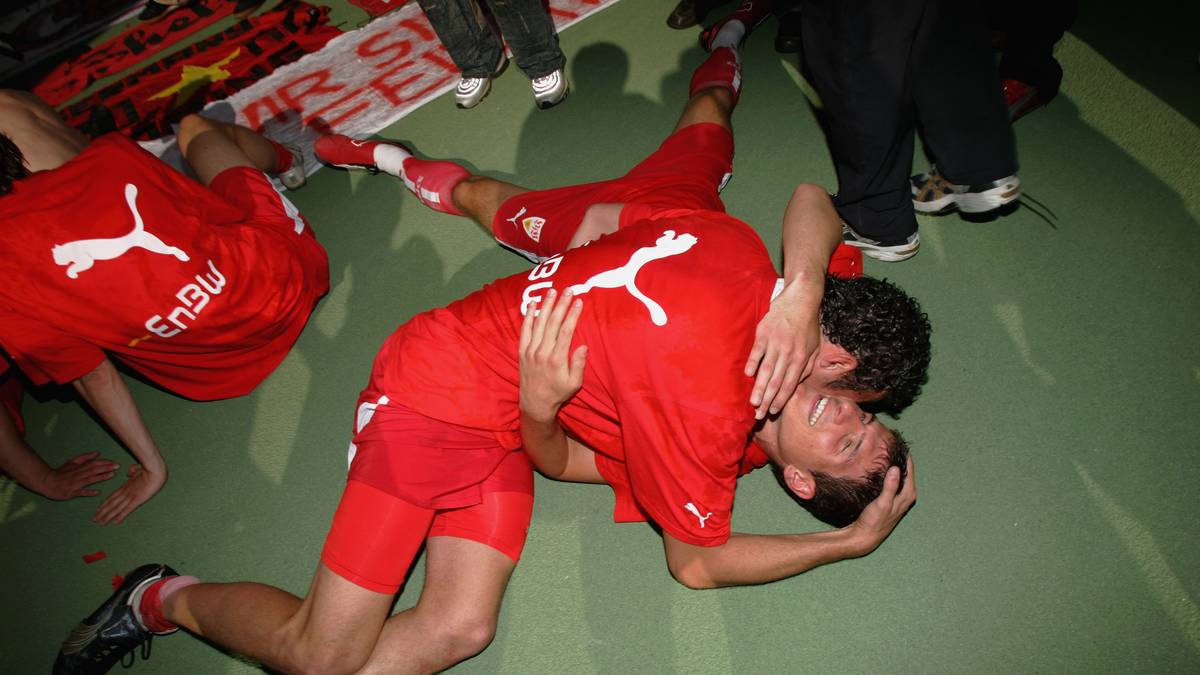 Mit unter anderem Sami Khedira, Timo Hildebrandt, Andreas Beck, Fernando Meira und Serdar Tasci wird Mario Gomez (Mitte) Deutscher Meister. Das Team von Trainer Armin Veh lässt Schalke 04 hinter sich