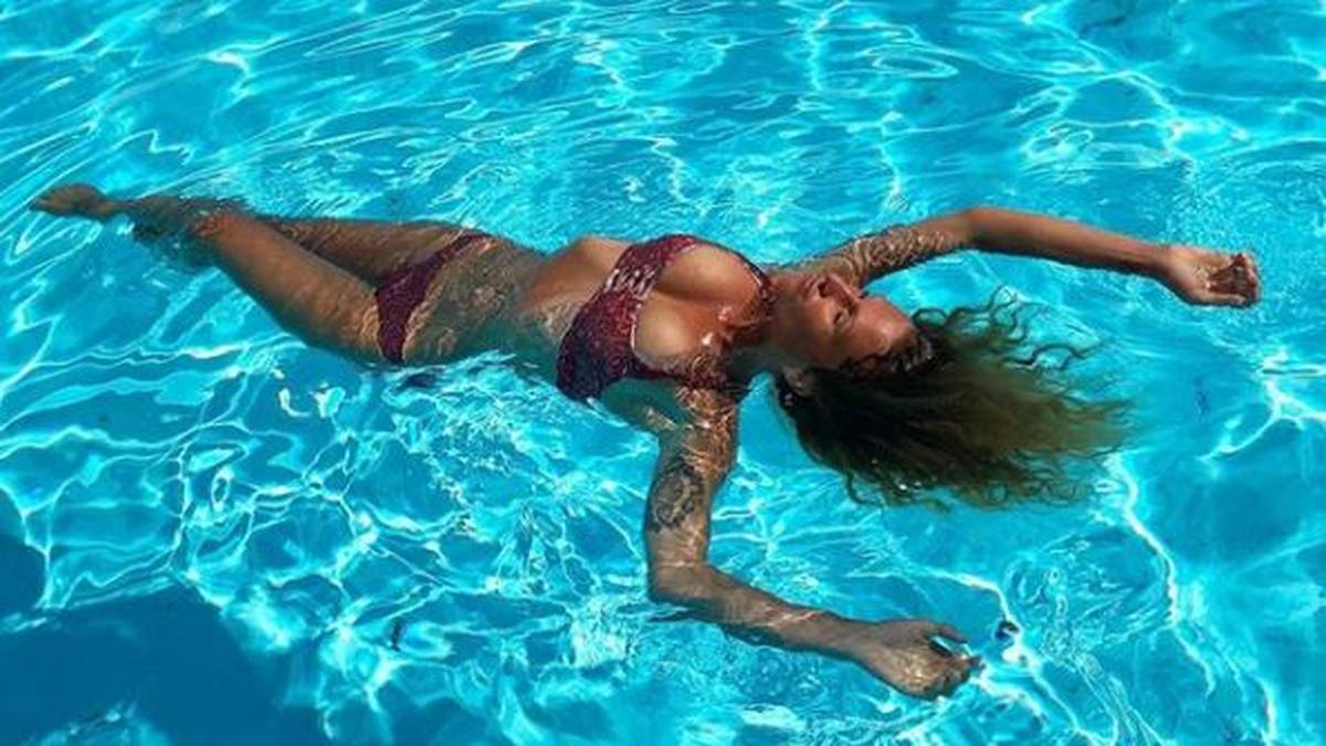 Die Deutsche Janni Hönscheid genießt ihr Sonnenbad in vollen Zügen