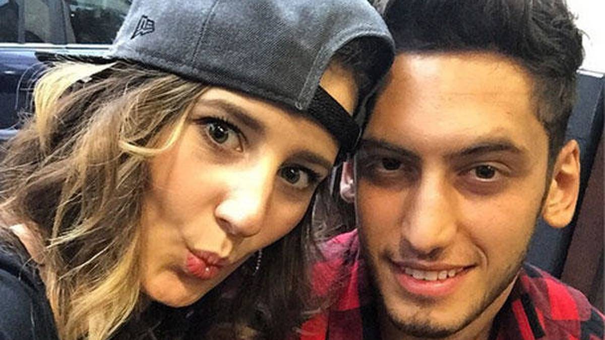 Hakan Calhanoglu von Bayer Leverkusen tritt mit der Türkei in Frankreich an. Seine Partnerin Sinem Gündogdu wird dann wohl auch dabei sein