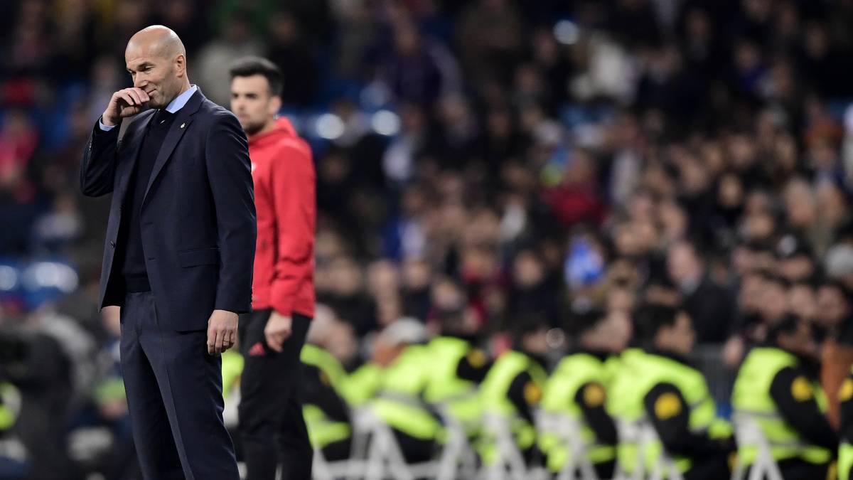 In der abgelaufenen Saison klingen dann erstmals in seiner Amtszeit Misstöne an. Der Meistertitel geht mit 17 Punkten Rückstand an Erzrivale Barcelona, auch Stadtrivale Atletico landet am Ende einen Platz vor den Königlichen. Im Pokal gibt es ein blamables Aus gegen Leganes