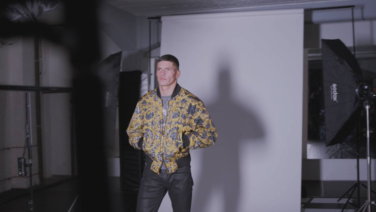 Vom Laufsteg ins Oktagon: Dieses Versace-Modell ist MMA-Kämpfer