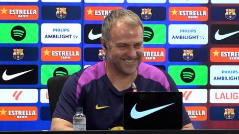 Hansi Flick verlängert seinen Vertrag beim FC Barcelona bis 2028. Der ehemalige Bayern-Coach ist mit den Katalanen kürzlich Meister geworden und verkündet nur wenige Tage nach dem Tod seines Vaters auch erfreuliche Nachrichten!