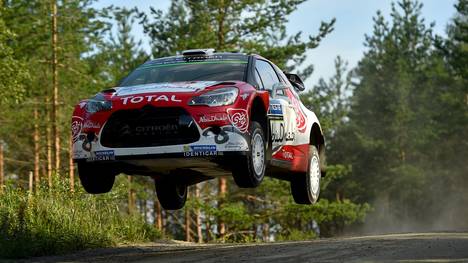 Der Brite Kris Meeke  liegt bei Finnland-Rallye in Führung