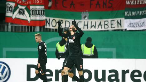 Michael Gregoritsch feiert seinen Siegtreffer für den FC Augsburg