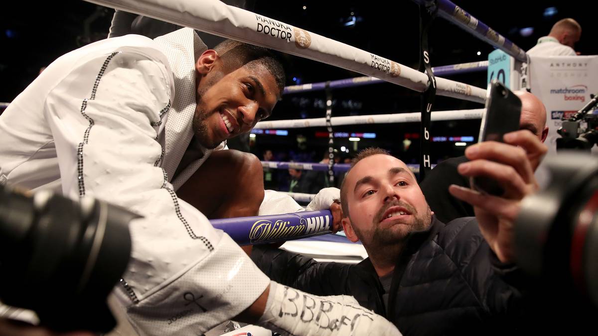 Zum Abschluss hat ein gelaunter Joshua sogar noch Zeit für ein Selfie mit einem Fan