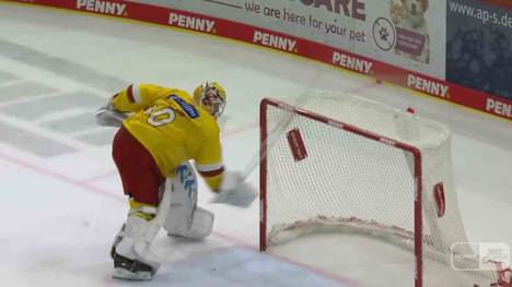 Die Düsseldorfer EG kassiert bei den Schwenninger Wild Wings kurz vor Schluss das vorentscheidende 2:4. Das bringt DEG-Keeper Henrik Haukeland mal so richtig auf die Palme!