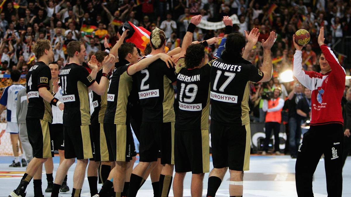 Im Halbfinale hat Deutschland auch die nötige Portion Glück. Der Traum vom Weltmeistertitel wird langsam greifbar - doch im Endspiel warten die Polen, gegen die das DHB-Team die einzige Turnierniederlage eingesteckt hatte