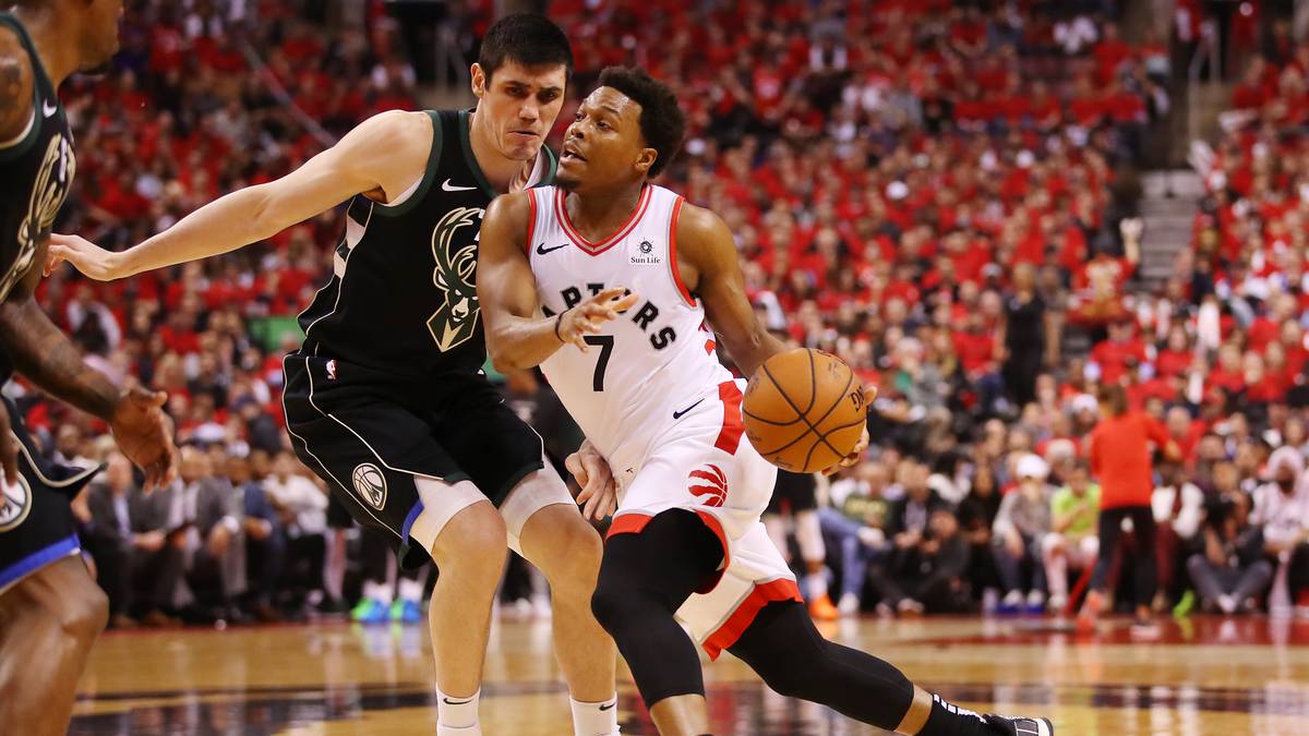 POINT GUARD - KYLE LOWRY (Team: Toronto Raptors, Alter: 33): Der Routinier ist als Scorer nicht mehr so gefährlich wie früher, dafür ist er mit 6,4 Assists und nur zwei Ballverlusten effizienter und immer noch ein gefährlicher Schütze. Im Ost-Finale gegen die Bucks auch mit vier richtig starken Auftritten. Wird in der Defense gegen Curry gefordert sein