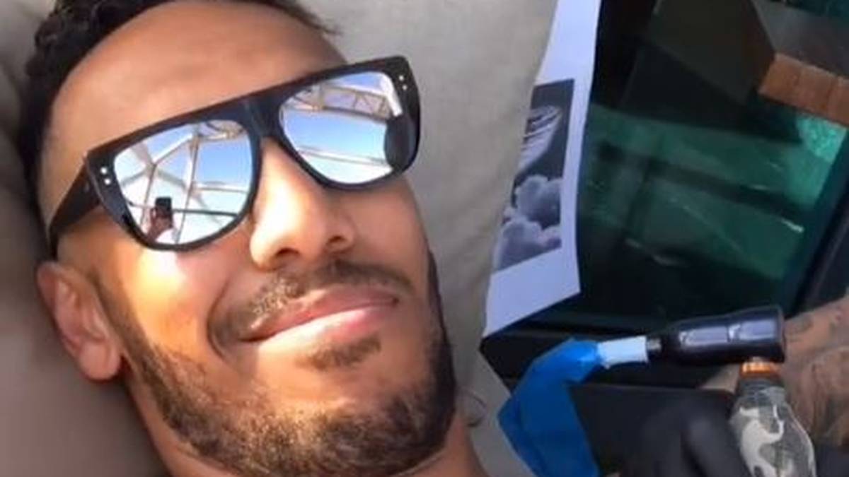 Arsenal-Star Pierre-Emerick Aubameyang genoss im Sommer seinen Urlaub und nutzte die Zeit, um sich in Barcelona neue Tattoos stechen zu lassen