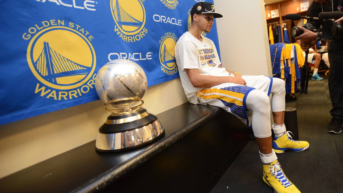 Glückselig und zufrieden: Steph Curry in den Katakomben der Oracle Arena in Oakland, neben ihm die Trophäe des Western-Conference-Champions. Vier Siege fehlen noch zum absoluten Triumph NBA-Champion. Zwölf Siege und nur drei Niederlagen liegen hinter ihm...