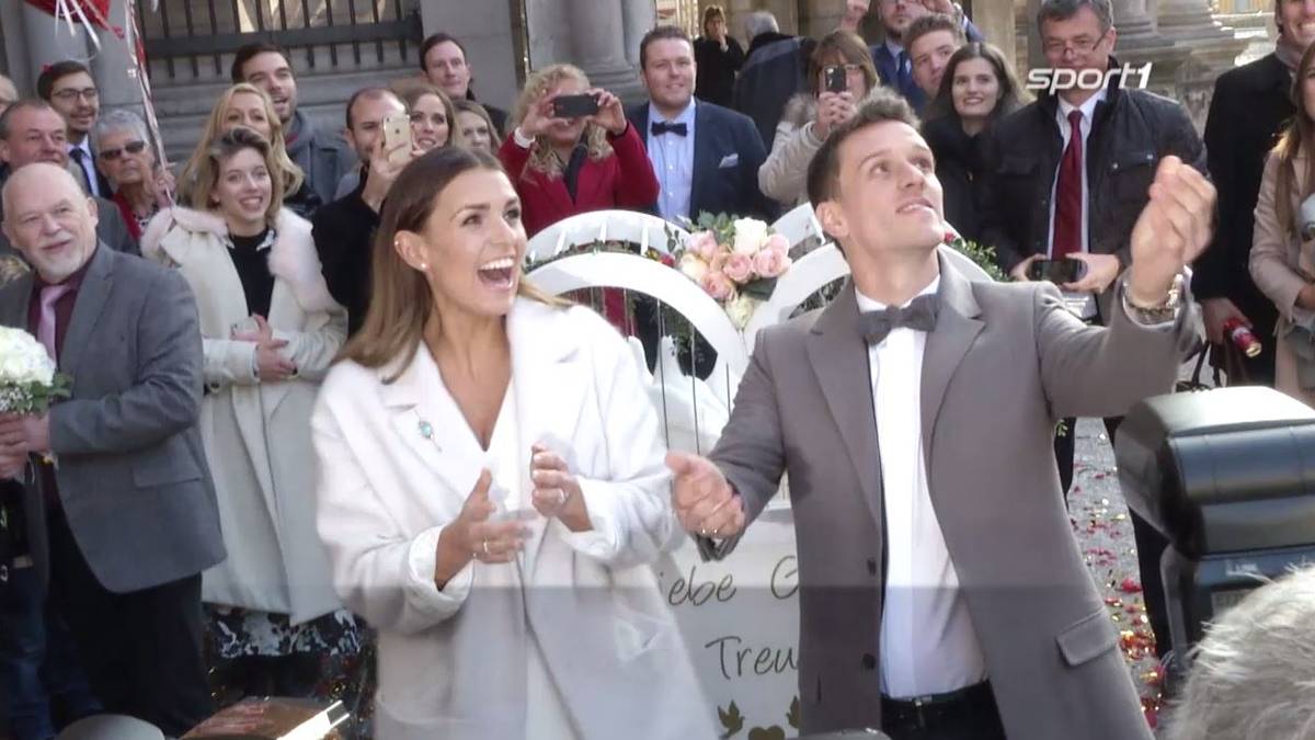 Die frischgebackenen Ehepartner haben sichtlich Spaß daran