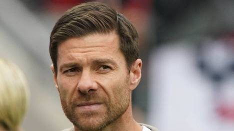 Ottmar Hitzfeld gibt Bayer-Coach Xabi Alonso den Ratschlag, bis 2025 beim Werksklub zu bleiben, auch wenn dieser von Real umworben wird.