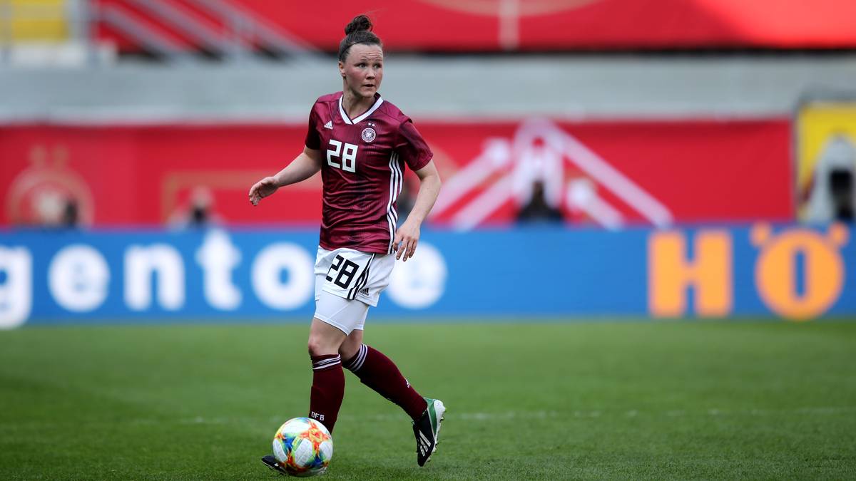 MARINA HEGERING: Für Hegering waren die Vorbereitungsspiele gegen Schweden und Japan die ersten beiden Länderspiele. Die 29-Jährige spielt für die SGS Essen und lief insgesamt 58-mal für Juniorinnen-Nationalmannschaften auf