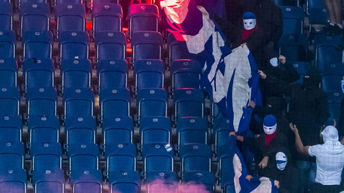 Währenddessen brennt das erbeutete Hertha-Banner