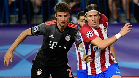 Filipe Luis (r.) zieht Bayern-Star Thomas Müller davon