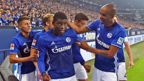 Naldo feiert Breel Embolo bei Schalke 04