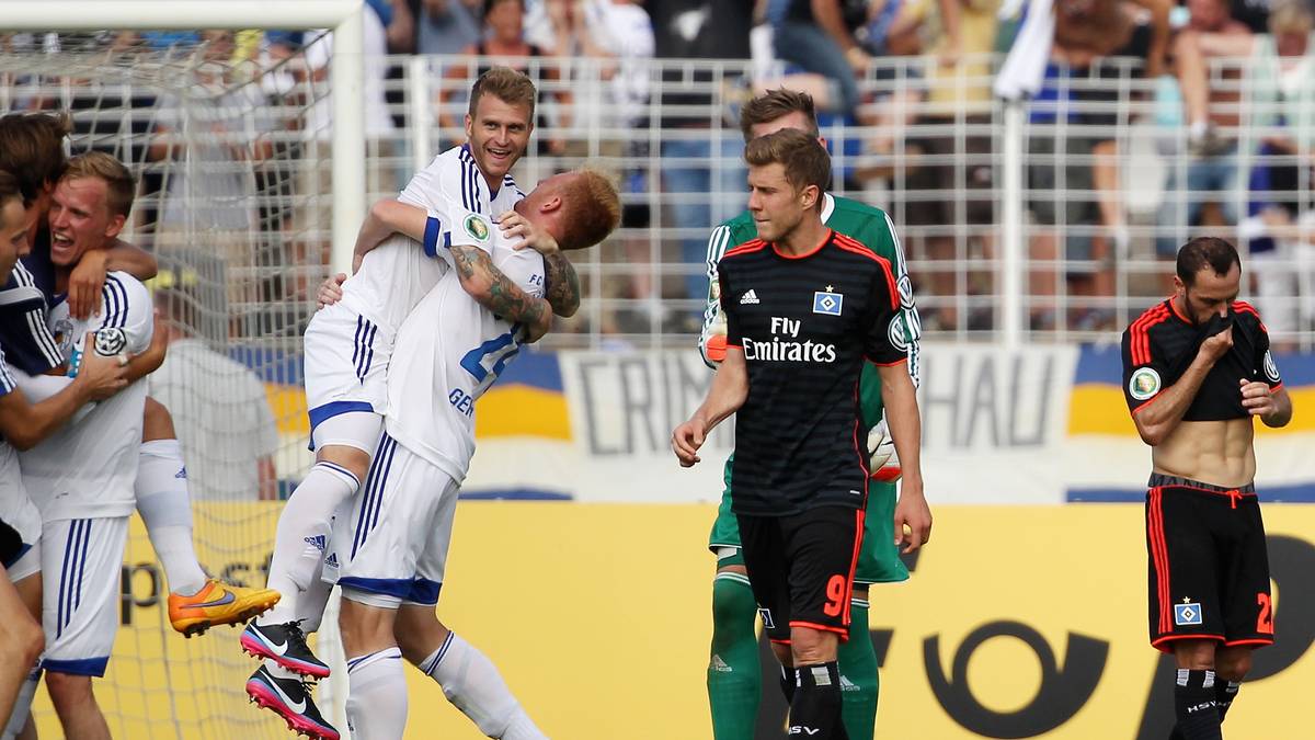 2015/16: Und mal wieder darf ein Außenseiter in der 1. Pokal-Runde gegen den HSV jubeln - Anfang August 2015 ist es Drittligist Carl-Zeiss Jena, der die Hamburger durch ein 3:2 nach Verlängerung rauskegelt