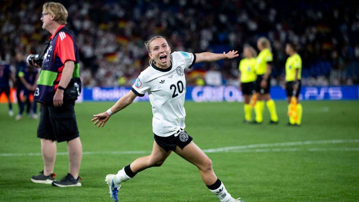 Elisa Senß ist eine echte Leaderin. Zunächst wurde sie nach ihrem Wechsel zu Bayer Leverkusen 2022 zur Kapitänin ernannt. Mittlerweile geht die 27-Jährige bei Eintracht Frankfurt voran. Nach dem Abitur absolvierte sie eine Ausbildung zur Medizinischen Fachangestellten und arbeitete in einer Unfallklinik. „Das hieß für mich, von acht bis 18 Uhr in der Praxis zu sein und von da aus direkt zum Training zu fahren”, berichtete sie dem kicker. Nun liegt der Fokus voll auf dem Sport.