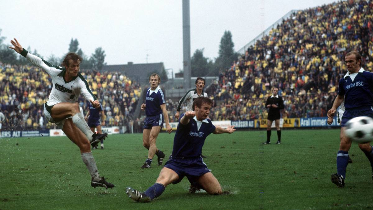 RAINER BONHOF: War der Spiellenker der Borussia von 1977, wo er im Gegensatz zur Nationalmannschaft zentral spielen durfte. Spielerisch und abschlussstark, mit satten 60 Treffern und 18 Vorlagen in 319 Bundesligapartien für den VfL, mit dem der Welt- und Europameister vier Meistertitel holte, dazu Pokal und UEFA-Pokal. Später mit Valencia auch spanischer Cupsieger. Den folgenden dreijährigen Abstecher nach Köln haben die Borussen ihrem Vize-Präsidenten längst verziehen