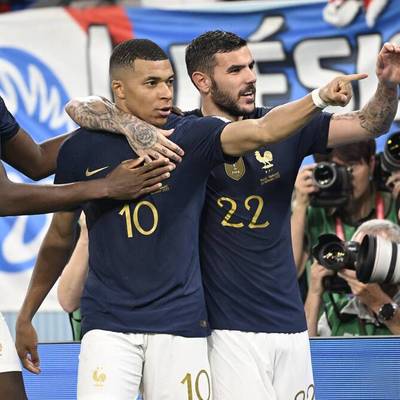 Weltmeister Frankreich gewinnt gegen Dänemark und sichert sich vorzeitig das Achtelfinalticket. Damit bricht die Équipe Tricolore einen kuriosen Weltmeister-Fluch.