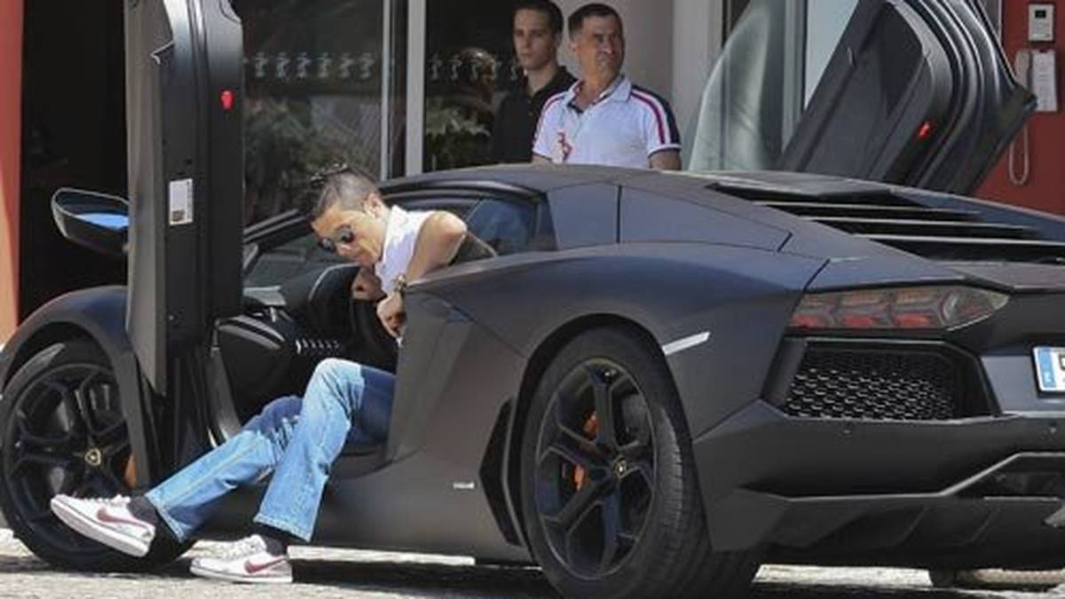 Kontrastprogramm: Ronaldo hat auch noch einen schwarzen Lamborghini in der Garage, wenn ihm nach einem Farbwechsel ist