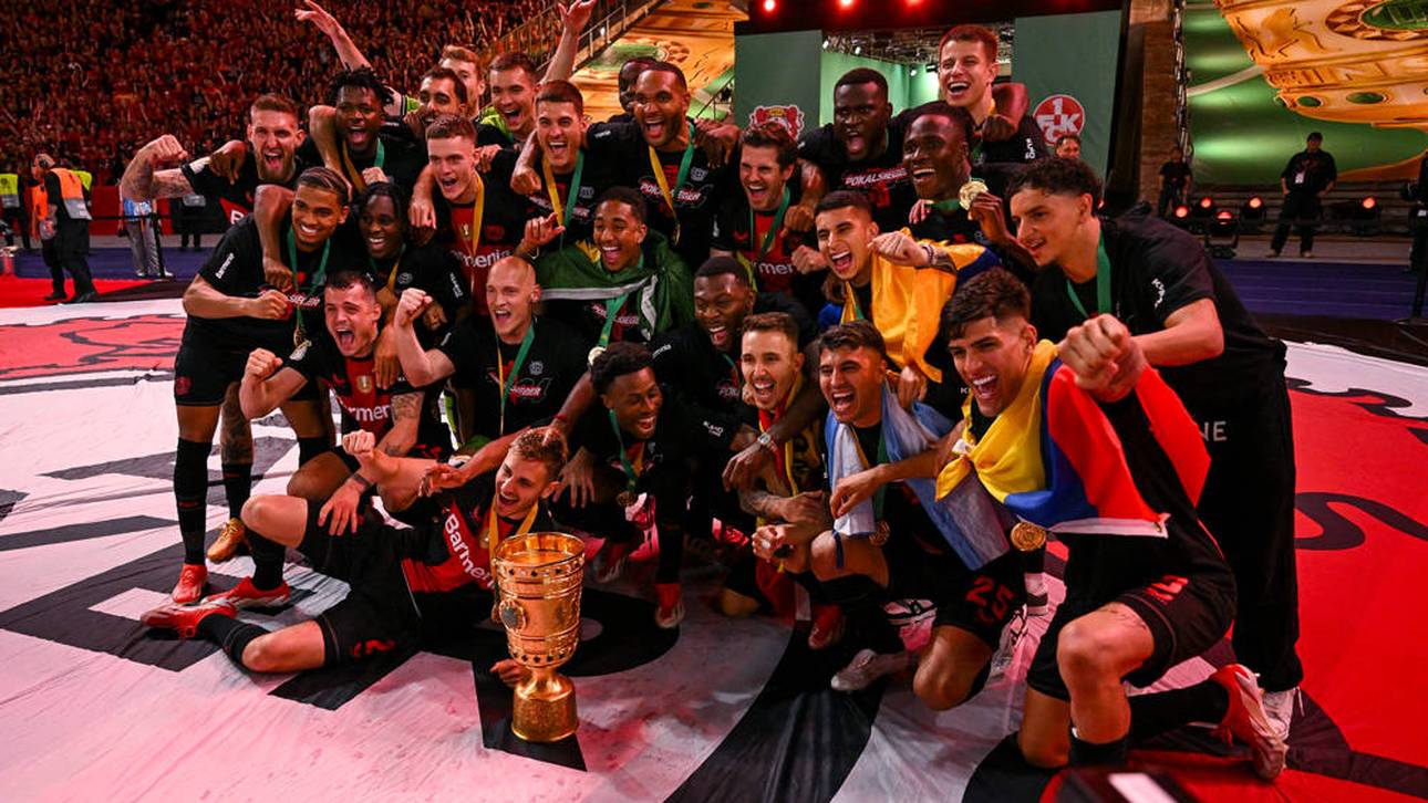 Bayer Leverkusen feiert am Sonntag mit seinen Fans die Meisterschaft und den DFB-Pokal-Sieg