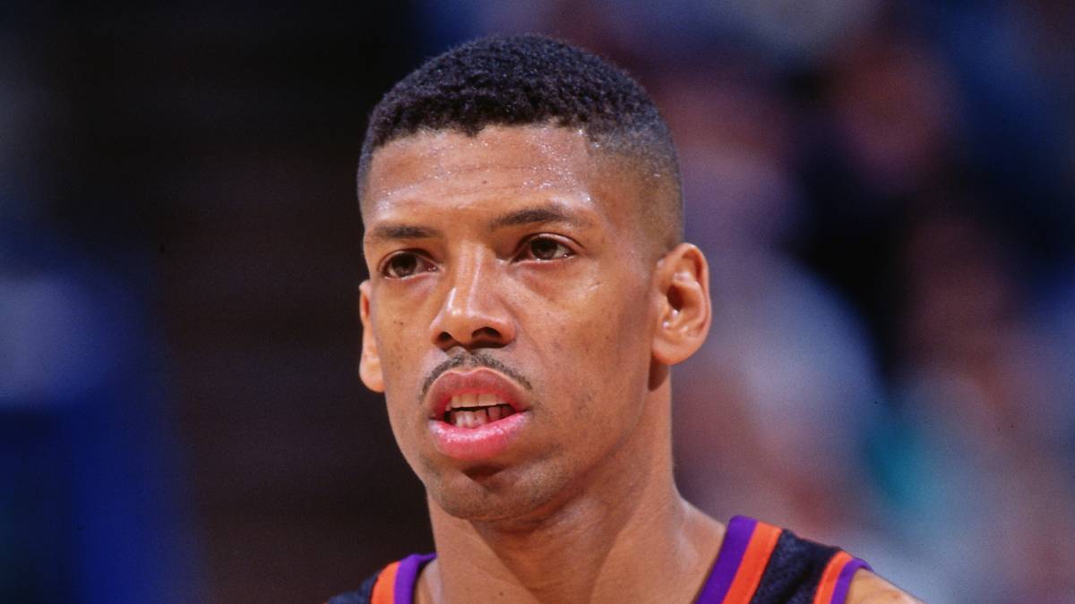 KEVIN JOHNSON: Was für ein Wechselbad der Gefühle: Basketballer Kevin Johnson trifft erst den spielentscheidenden Wurf, kugelt sich dann aber die Schulter aus. Wieso? Weil Mitspieler Charles Barkley ihn zu überschwänglich umarmt 