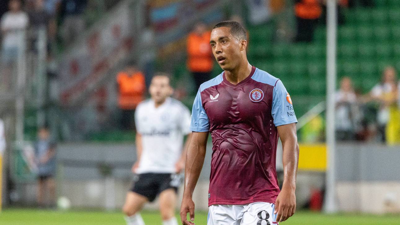 Die Spieler von Aston Villa sind unzufrieden mit ihren Trikots.
