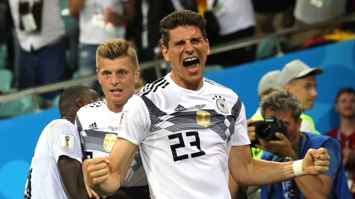 MARIO GOMEZ (ab 46.): Kam in der Halbzeit für Draxler und ging in die Spitze. Störte entscheidend vorm 1:1 durch Reus, weil er Granqvist auf sich zog. Ansonsten kaum Aktionen von Gomez. Nur einmal verpasste er knapp nach einer Kimmich-Flanke (60.). Starker Kopfball in der (87.) nach Kroos-Flanke, aber starke Parade von Olsen. SPORT1-Note: 3,5