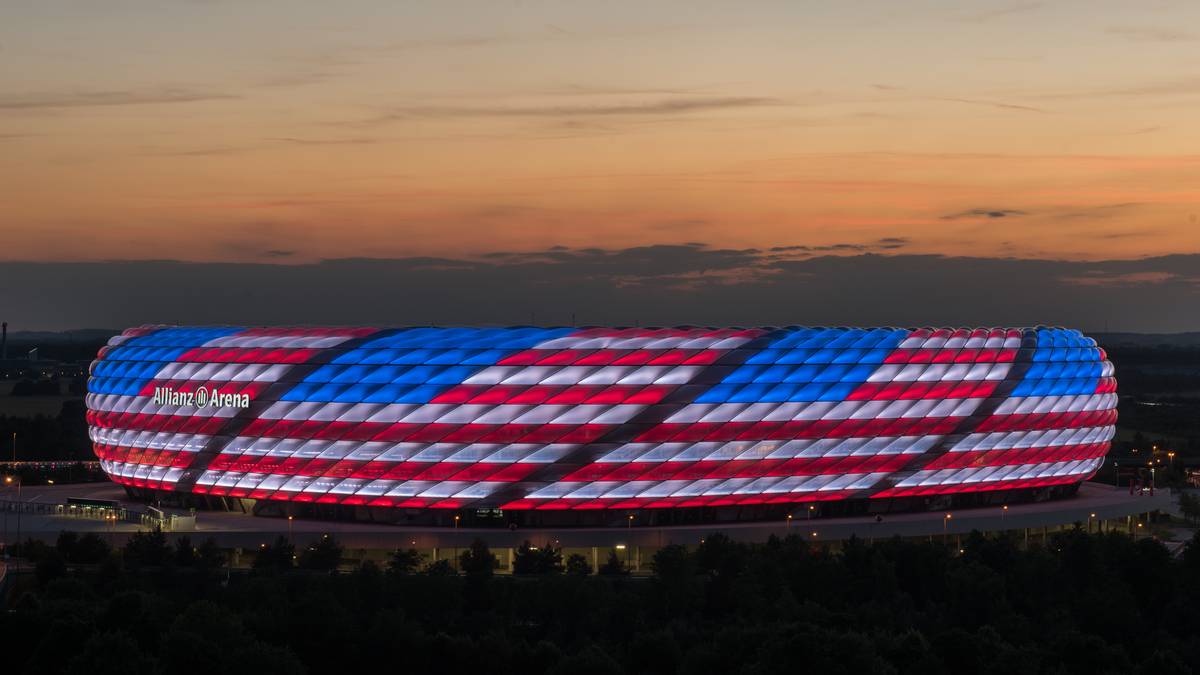 Auch München kann spektakulär. Über 2700 an der Fassade der Allianz Arena angebrachte Folienkissen verwandeln die Außenfassade des Bayern-Wohnzimmers in ein Licht-Ufo der besonderen Art. Hier strahlt sie in den Farben der Flagge der USA