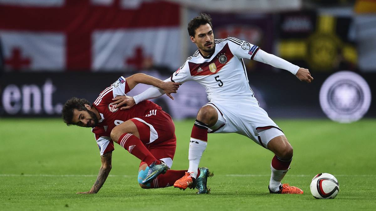 MATS HUMMELS: Nach seiner Teilschuld am Tor der Iren beim 0:1 in Dublin leistete sich der Innenverteidiger wieder einen Patzer (27.), hatte Glück, dass Neuer für ihn rettete. Auch sonst nicht fehlerfrei. Vor Okriashvilis Chance (60.) landete sein Klärungsversuch beim Gegner. SPORT1-NOTE: 4