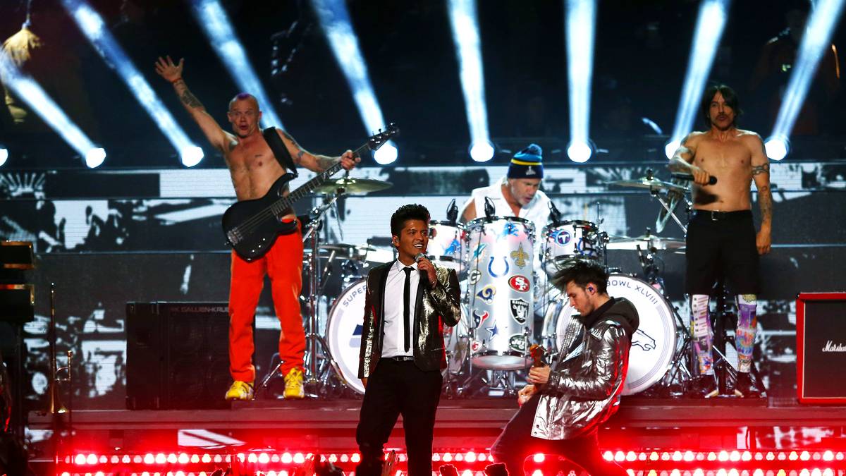 In East Rutherford bei Super Bowl 48 steht Bruno Mars als Headliner auf der Bühne. Während er eine solide, aber unspektakuläre Show abliefert, gibt es viel Kritik am Gast-Act, den Red Hot Chili Peppers. Vor allem beim Gitarrensolo wirft man der Band vor, dass es nicht live gespielt wird sondern vom Band kommt