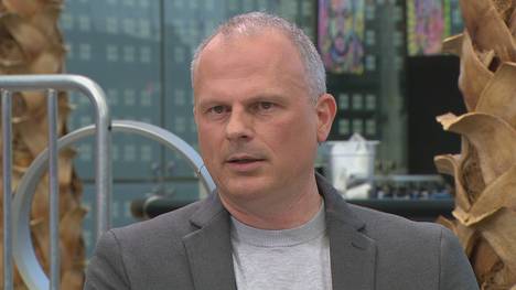 Jochen Schneider äußert sich im CHECK24 Doppelpass zur handfesten Krise bei S04 und erklärt, was sich bei Königsblau jetzt ändern muss.