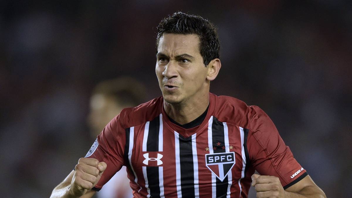 Der Spielmacher war einst der Zulieferer und engste Kumpel von Neymar beim FC Santos und galt zwischenzeitlich sogar als vielversprechendstes Talent Brasiliens. Erst jetzt, im Alter von 26 Jahren, wagt er den Sprung nach Europa. In Sevilla verspricht man sich viel von dem Linksfuß