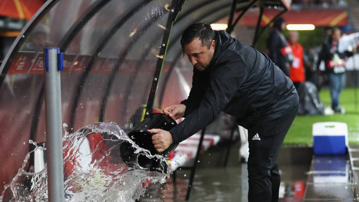 Sogar die Auswechselbänke stehen unter Wasser