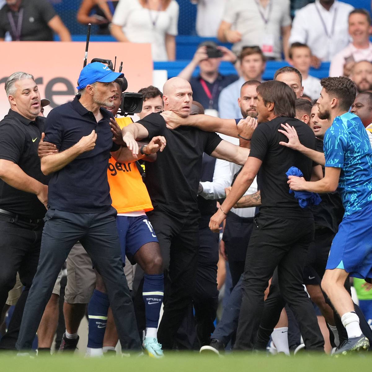 Im hitzigen Derby zwischen dem FC Chelsea und Tottenham Hotspur verlieren beide Trainer die Nerven. Thomas Tuchel ist nach dem Spiel aber weniger über Antonio Conte erbost als über die Leistung der Referees. 