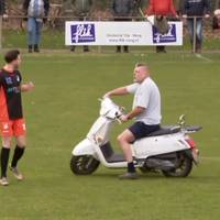 Irre Szenen! Roller-Flitzer stürmt Spielfeld und sorgt für Verwirrung