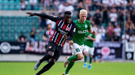 Eintracht Frankfurt (l.:Danny da Costa) gewann das Hinspiel in Tallinn mit 2:1